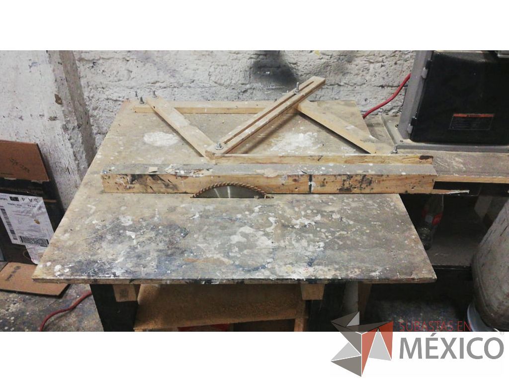 Lote 112 - Sierra circular de banco con mandril para escoplear seminueva, banco de madera fabricada a mano, mandril, motor, discos nuevos