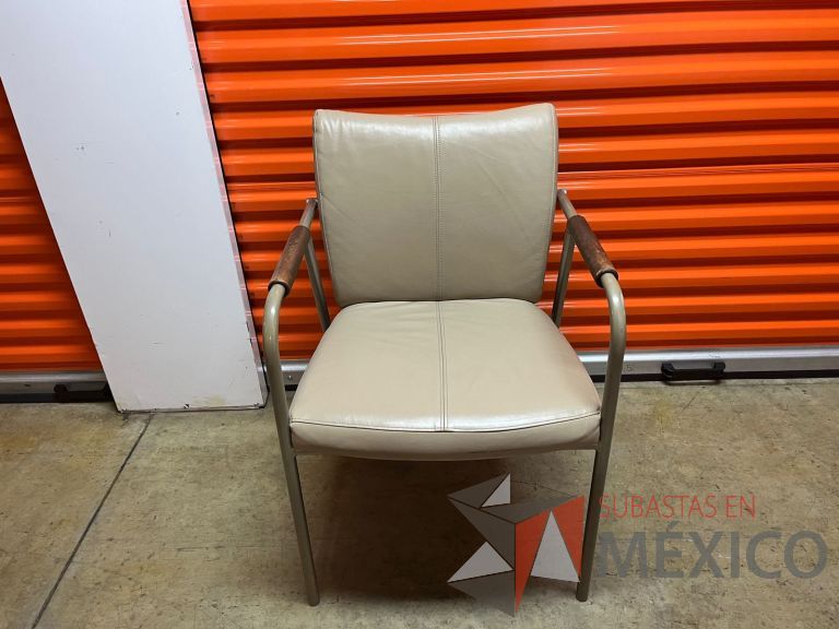 Lote 007 - Silla fija, asiento y respaldo de piel color café