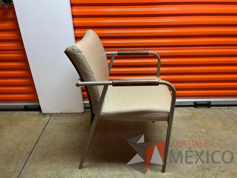 Lote 007 - Silla fija, asiento y respaldo de piel color café - Imagen 4