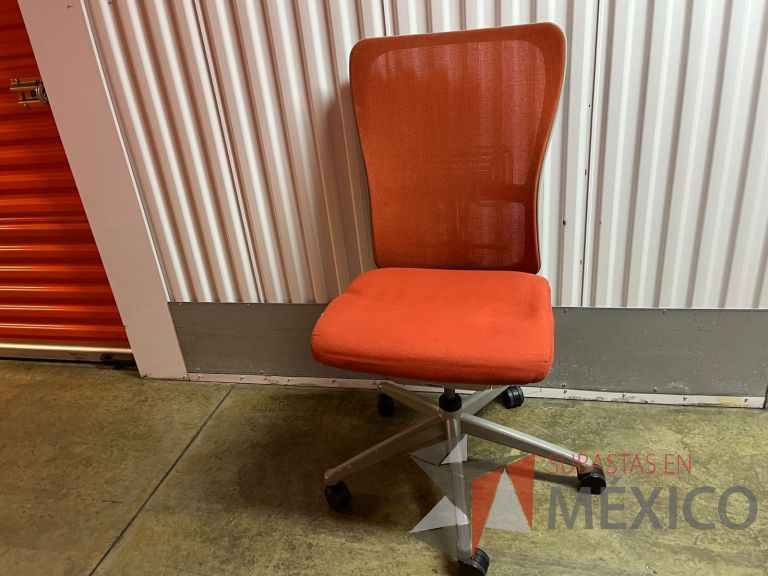 Lote 009 - Silla operativa con ruedas, respaldo en malla y asiento en tela color naranja - Imagen 2
