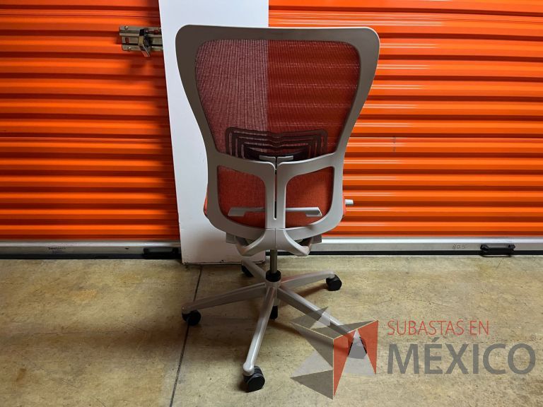 Lote 009 - Silla operativa con ruedas, respaldo en malla y asiento en tela color naranja - Imagen 3