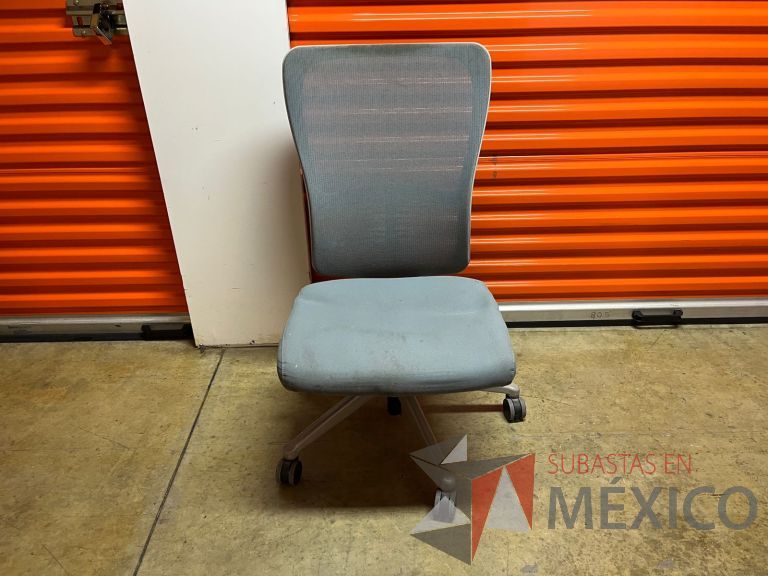 Lote 010 - Silla operativa con ruedas, respaldo en malla y asiento en tela color azul
