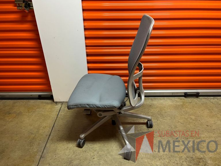 Lote 010 - Silla operativa con ruedas, respaldo en malla y asiento en tela color azul - Imagen 2