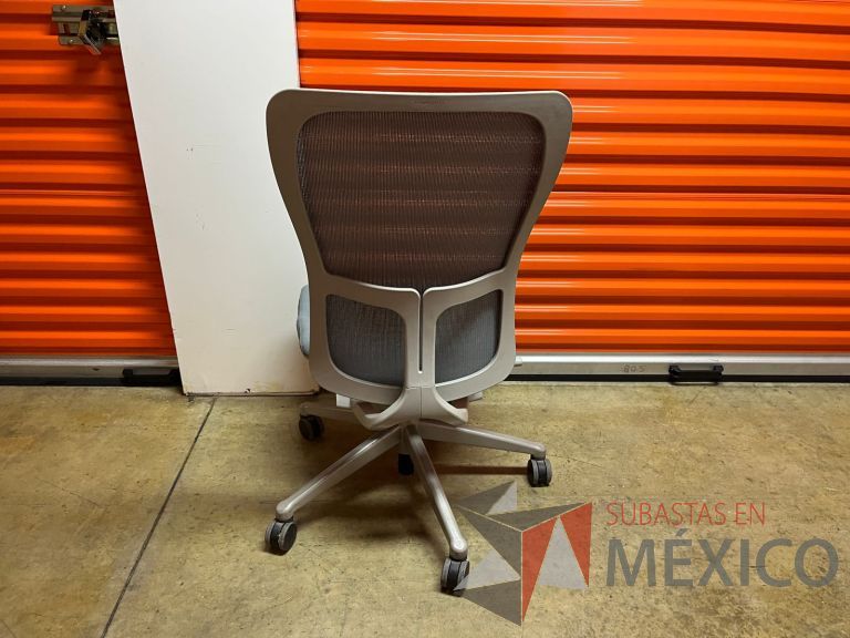 Lote 010 - Silla operativa con ruedas, respaldo en malla y asiento en tela color azul - Imagen 4