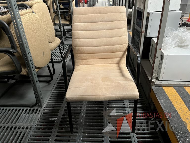 Lote 070 - 13 Sillas fijas, asiento y respaldo en tela color beige - Imagen 18