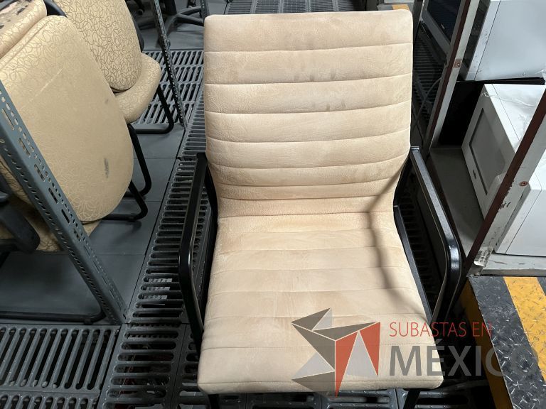 Lote 070 - 13 Sillas fijas, asiento y respaldo en tela color beige - Imagen 19