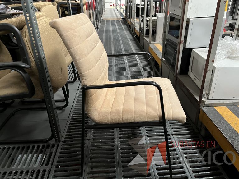 Lote 070 - 13 Sillas fijas, asiento y respaldo en tela color beige - Imagen 20