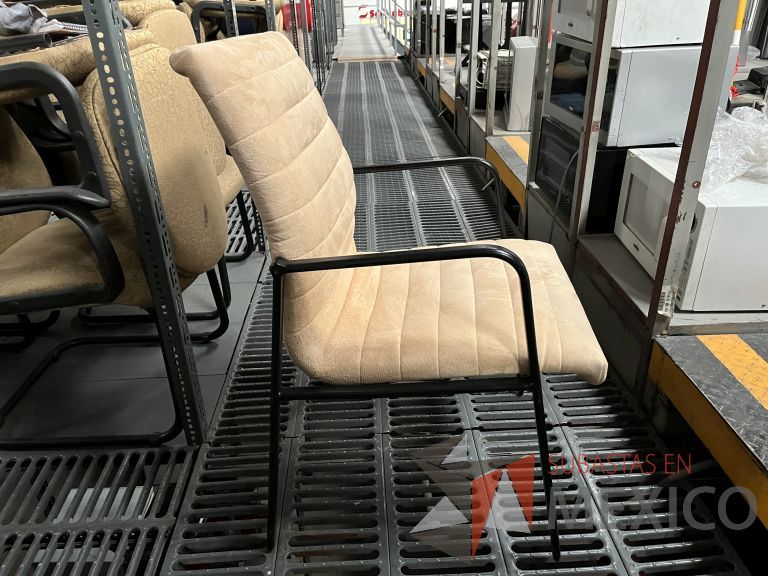 Lote 070 - 13 Sillas fijas, asiento y respaldo en tela color beige - Imagen 2