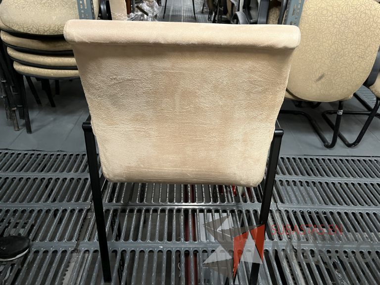 Lote 070 - 13 Sillas fijas, asiento y respaldo en tela color beige - Imagen 6