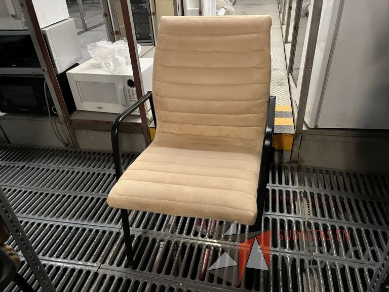 Lote 070 - 13 Sillas fijas, asiento y respaldo en tela color beige - Imagen 8