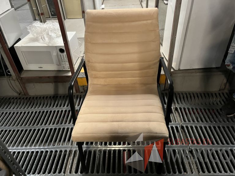 Lote 070 - 13 Sillas fijas, asiento y respaldo en tela color beige - Imagen 9