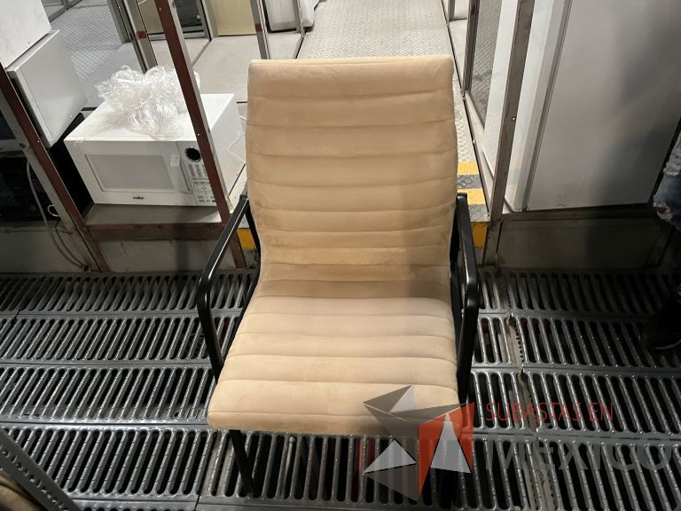 Lote 070 - 13 Sillas fijas, asiento y respaldo en tela color beige - Imagen 11