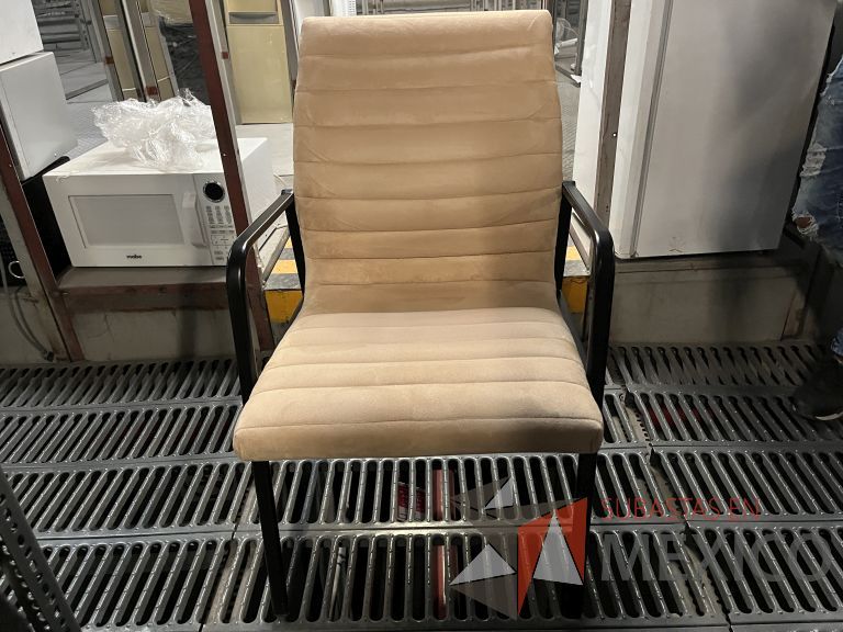 Lote 070 - 13 Sillas fijas, asiento y respaldo en tela color beige - Imagen 12