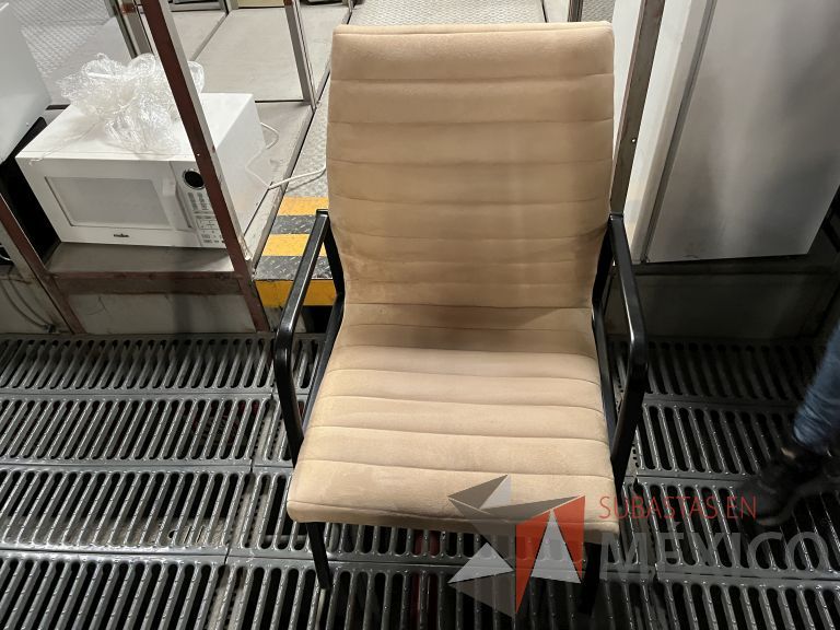 Lote 070 - 13 Sillas fijas, asiento y respaldo en tela color beige - Imagen 13