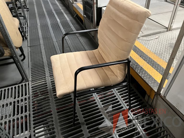 Lote 070 - 13 Sillas fijas, asiento y respaldo en tela color beige - Imagen 16