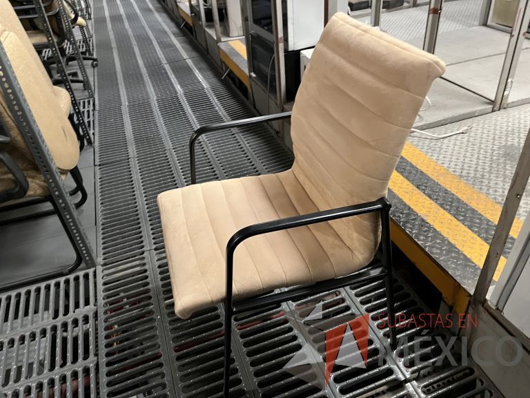 Lote 070 - 13 Sillas fijas, asiento y respaldo en tela color beige - Imagen 17