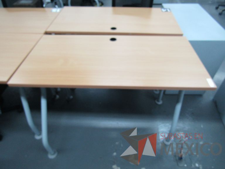 Lote 108 - Mesa de trabajo patas metálicas y cubierta color madera con orificio para cable - Imagen 3