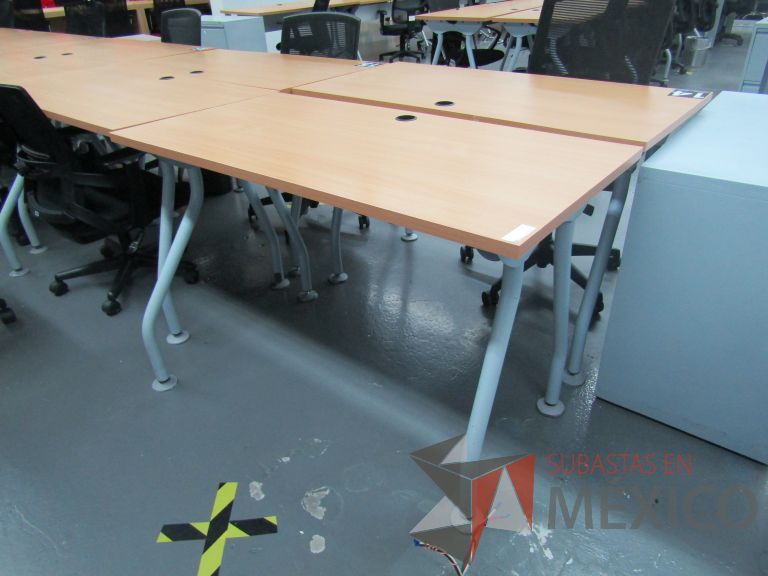 Lote 108 - Mesa de trabajo patas metálicas y cubierta color madera con orificio para cable - Imagen 2
