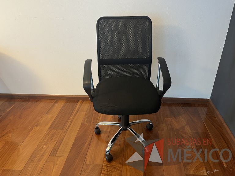 Lote 047 - Silla ejecutiva con ruedas, respaldo en malla y asiento en tela color negro - Imagen 2
