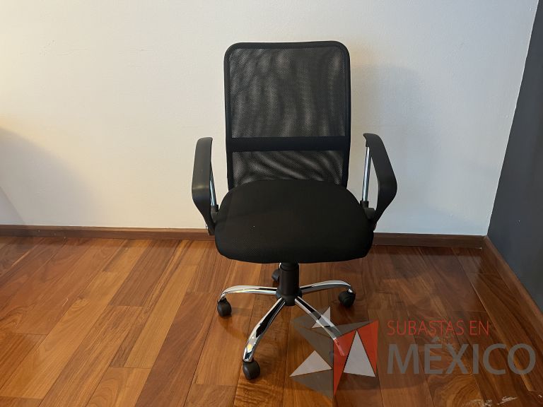 Lote 047 - Silla ejecutiva con ruedas, respaldo en malla y asiento en tela color negro