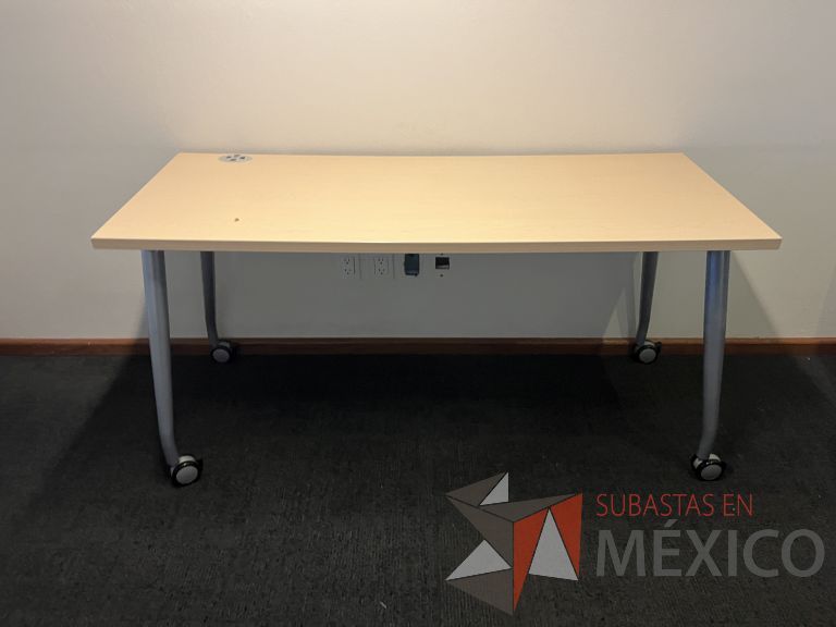 Lote 054 - Mesa de trabajo con patas metálicas con ruedas