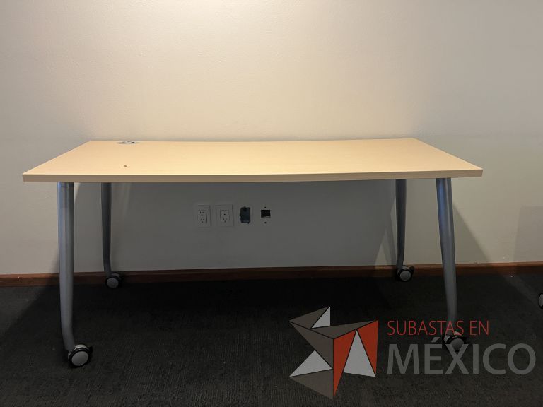 Lote 054 - Mesa de trabajo con patas metálicas con ruedas - Imagen 2