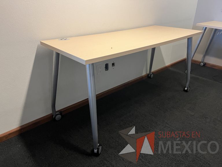 Lote 054 - Mesa de trabajo con patas metálicas con ruedas - Imagen 3
