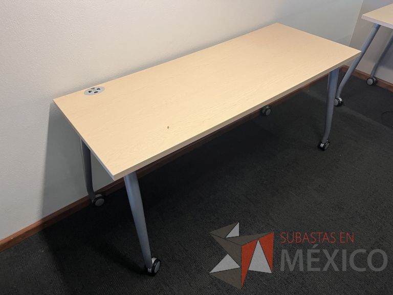 Lote 054 - Mesa de trabajo con patas metálicas con ruedas - Imagen 4
