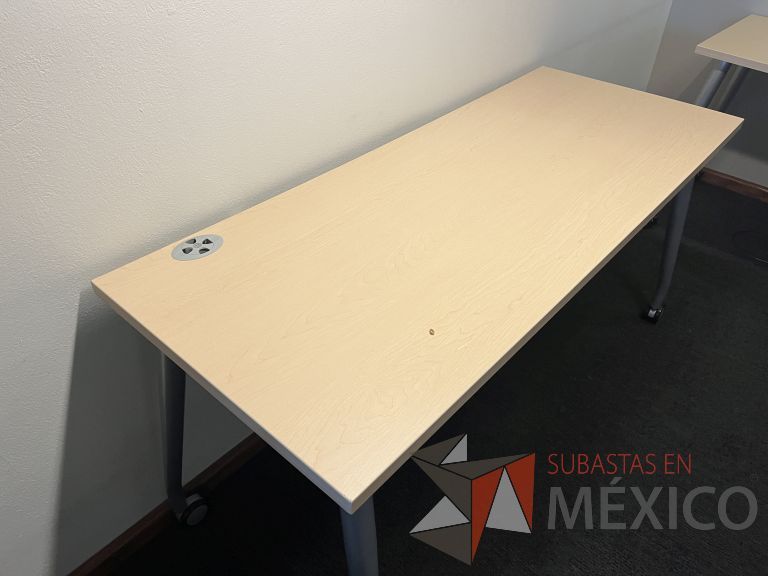 Lote 054 - Mesa de trabajo con patas metálicas con ruedas - Imagen 5
