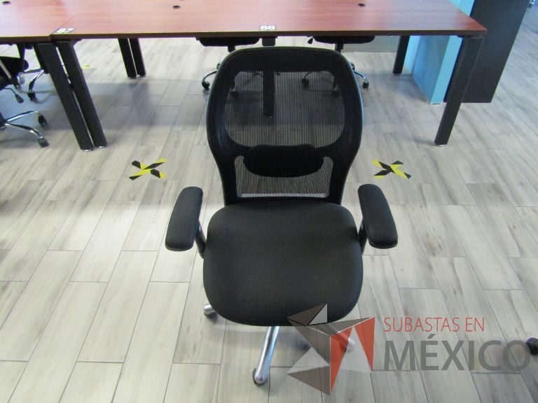 Lote 172 - Silla ejecutiva con ruedas, descansabrazos, respaldo en malla y asiento en tela color negro