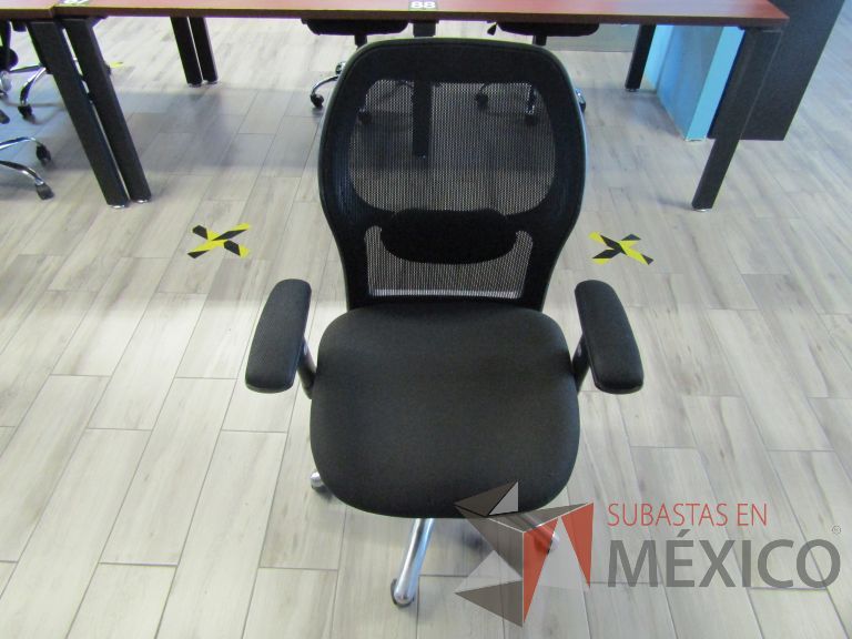 Lote 172 - Silla ejecutiva con ruedas, descansabrazos, respaldo en malla y asiento en tela color negro - Imagen 2
