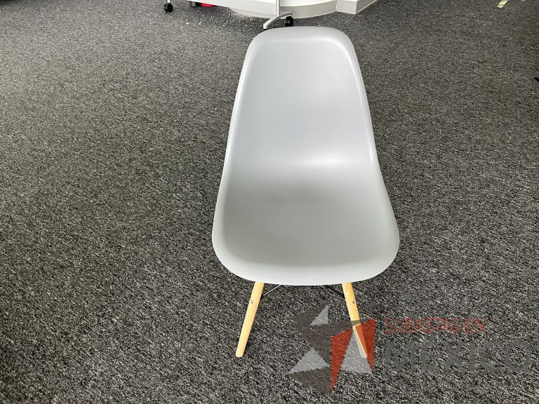 Lote 105 - Silla fija, asiento y respaldo en plástico color gris