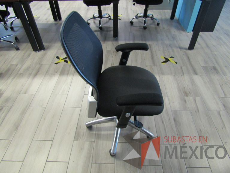 Lote 172 - Silla ejecutiva con ruedas, descansabrazos, respaldo en malla y asiento en tela color negro - Imagen 4