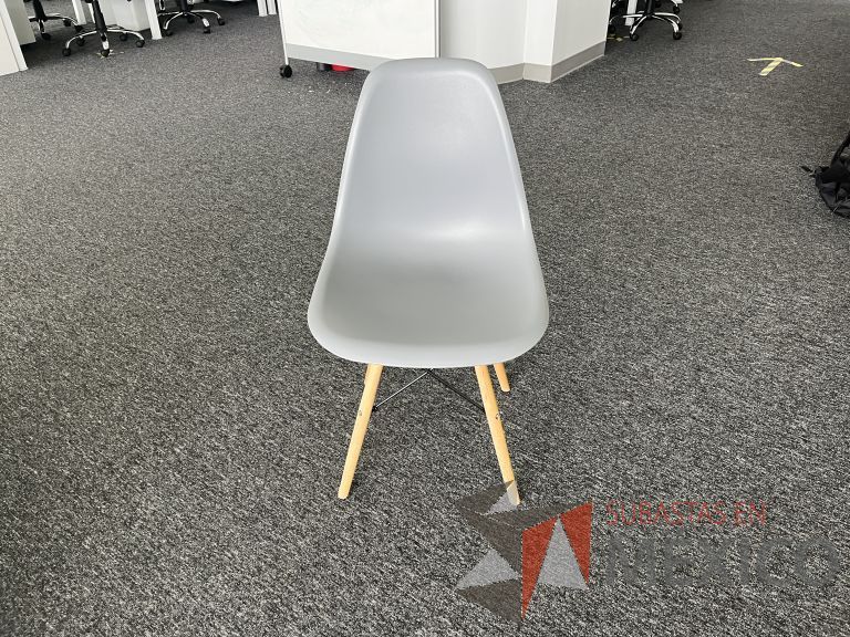 Lote 105 - Silla fija, asiento y respaldo en plástico color gris - Imagen 7