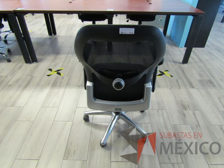 Lote 172 - Silla ejecutiva con ruedas, descansabrazos, respaldo en malla y asiento en tela color negro - Imagen 5
