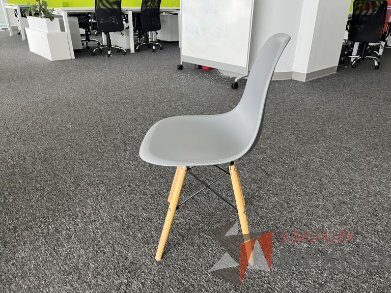 Lote 105 - Silla fija, asiento y respaldo en plástico color gris - Imagen 6