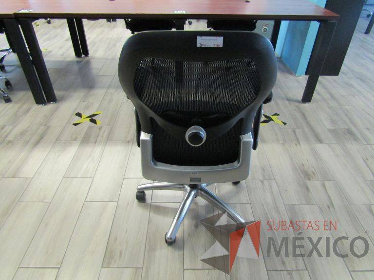 Lote 172 - Silla ejecutiva con ruedas, descansabrazos, respaldo en malla y asiento en tela color negro - Imagen 6