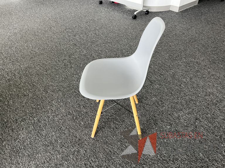 Lote 105 - Silla fija, asiento y respaldo en plástico color gris - Imagen 5