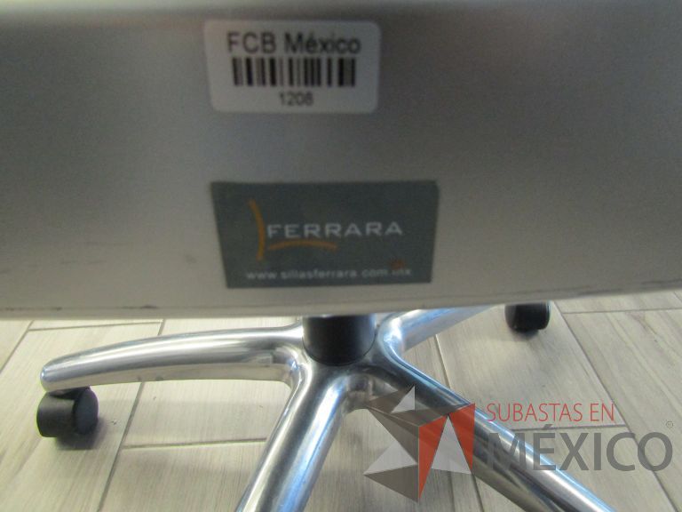 Lote 172 - Silla ejecutiva con ruedas, descansabrazos, respaldo en malla y asiento en tela color negro - Imagen 7