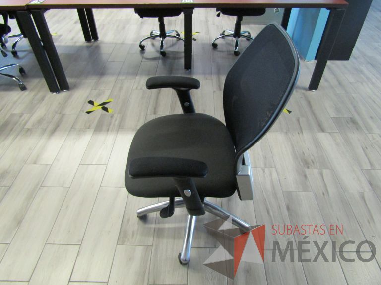 Lote 172 - Silla ejecutiva con ruedas, descansabrazos, respaldo en malla y asiento en tela color negro - Imagen 8