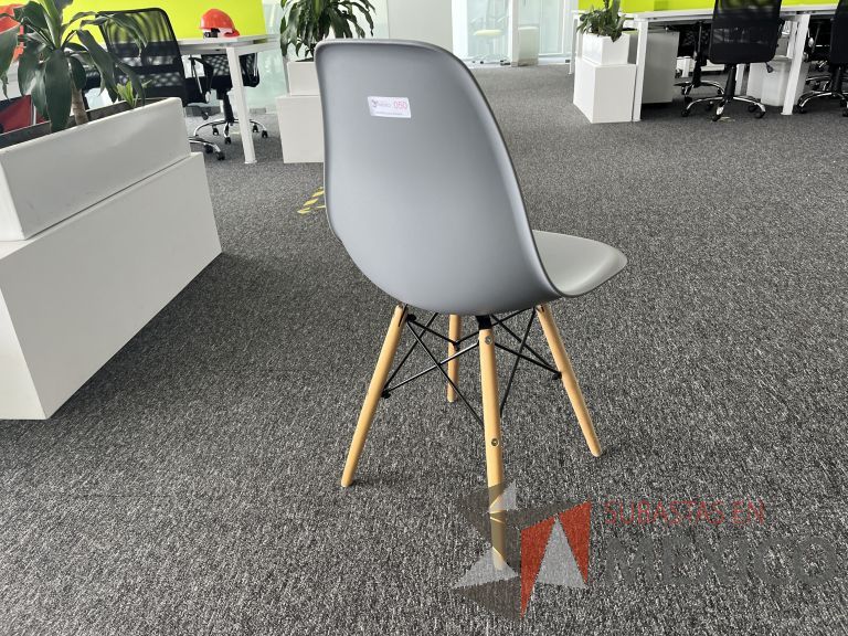 Lote 105 - Silla fija, asiento y respaldo en plástico color gris - Imagen 3