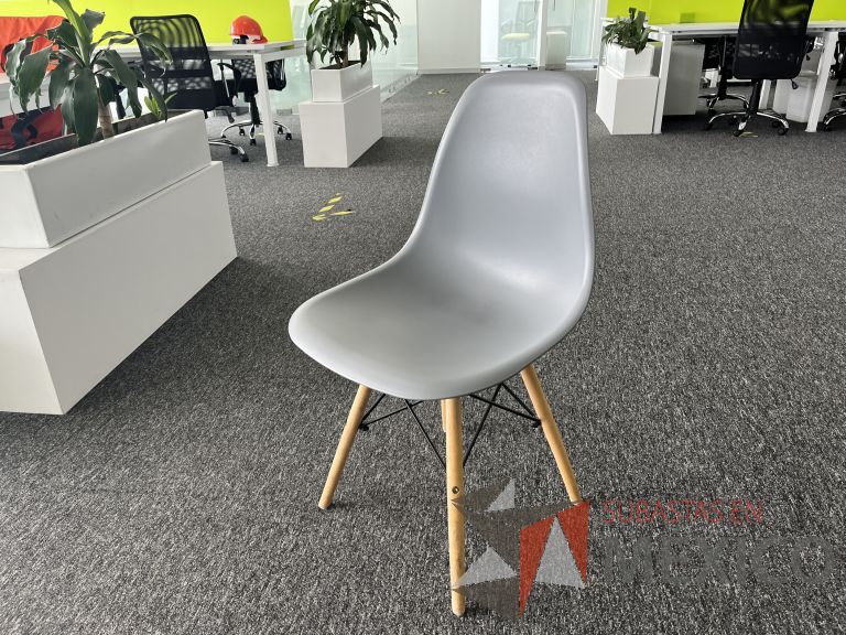 Lote 105 - Silla fija, asiento y respaldo en plástico color gris - Imagen 2