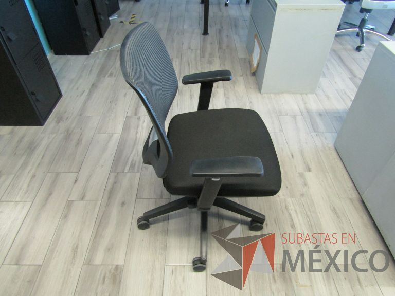 Lote 199 - Silla ejecutiva con ruedas, descansabrazos, respaldo en malla y asiento en tela color negro - Imagen 3