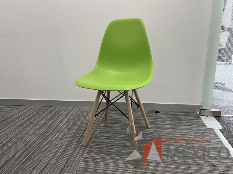 Lote 106 - Silla fija, asiento y respaldo en plástico color verde - Imagen 3