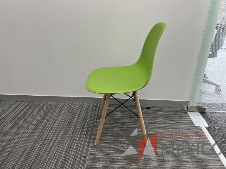 Lote 106 - Silla fija, asiento y respaldo en plástico color verde - Imagen 2
