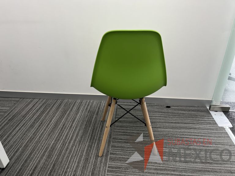 Lote 106 - Silla fija, asiento y respaldo en plástico color verde - Imagen 4