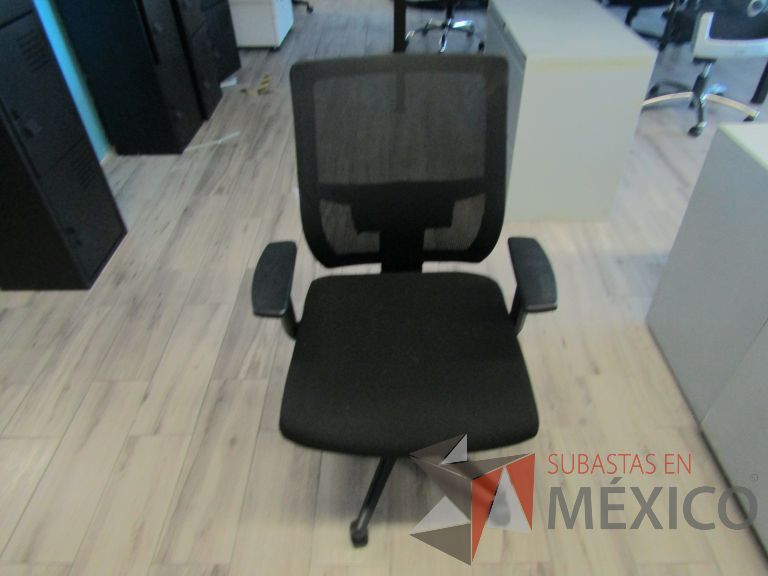 Lote 269 - Silla ejecutiva con ruedas, descansabrazos, respaldo en malla y asiento en tela color negro