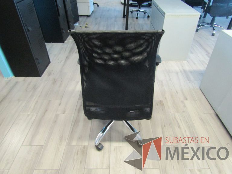 Lote 202 - Silla ejecutiva con ruedas, descansabrazos, respaldo en malla y asiento piel color negro - Imagen 3