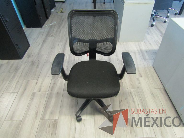 Lote 180 - Silla ejecutiva con ruedas, descansabrazos, respaldo en malla y asiento en tela color negro