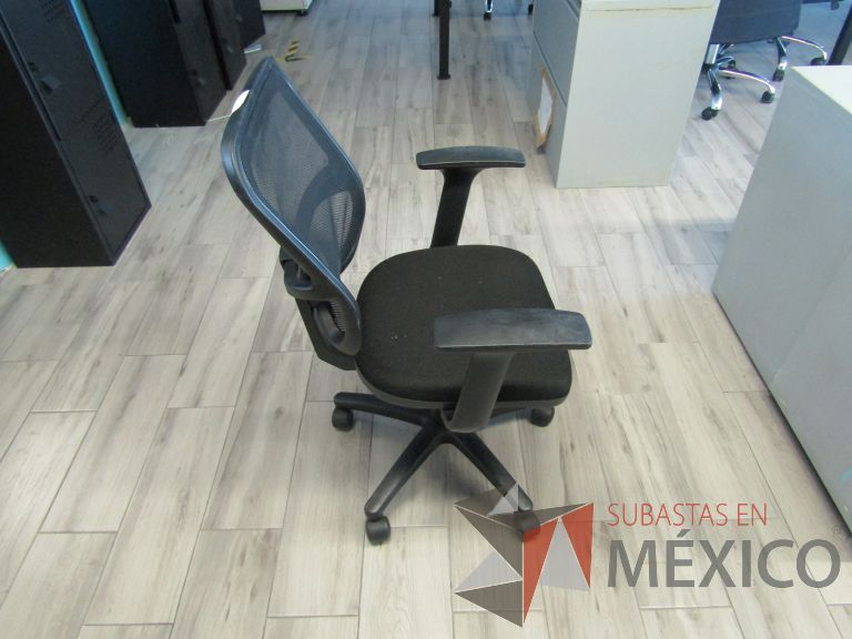 Lote 180 - Silla ejecutiva con ruedas, descansabrazos, respaldo en malla y asiento en tela color negro - Imagen 2